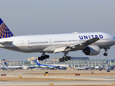 United Airlines mất 800 triệu USD sau sự cố lôi hành khách gốc Việt