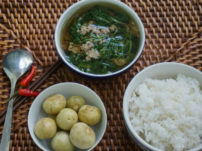 Ăn cơm chan canh với cà muối ngon miệng thật nhưng cần hết sức cẩn trọng!