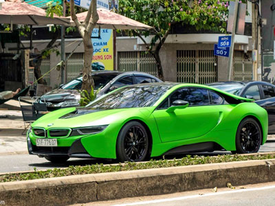 BMW i8 màu xanh xuất hiện ở Sài Gòn