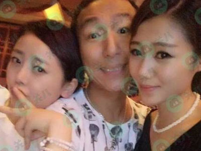 Chồng của "Ảnh hậu Trung Quốc" lộ loạt ảnh thân thiết với 2 gái trẻ