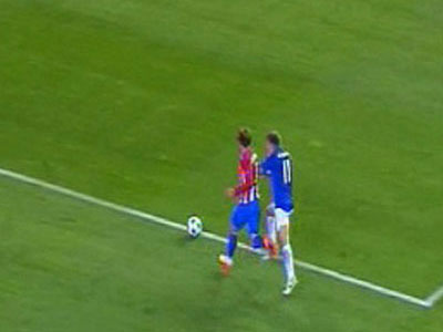 Clip: Cận cảnh pha phạt đền "tưởng tượng” giúp Atletico thắng trận