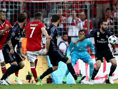 Dấu ấn lượt đi tứ kết Champions League 2016/17: Sai lầm của trọng tài