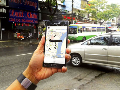 Hà Nội, TP.HCM đề nghị "siết" Uber và Grab vì gây ách tắc giao thông
