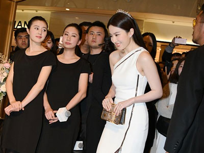 Lưu Diệc Phi mặc váy bó, đi giày cao gót giữa nghi vấn mang bầu