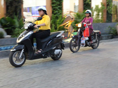 (NGHỊCH LÝ) Vỉa hè thông thoáng lại bị biến thành... đường giao thông