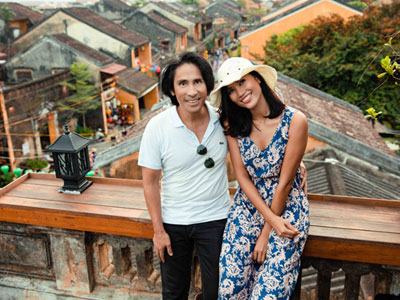 Trang Lạ và chồng đại gia say đắm khóa môi ở phố cổ Hội An