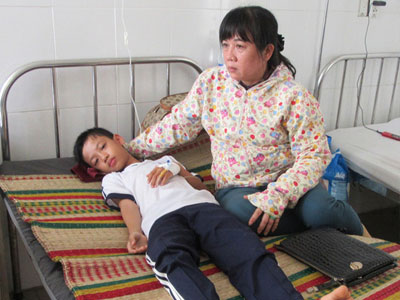 Bị điện giật khi mắc rèm cửa, mẹ chết, con trọng thương