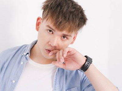 Ca sĩ Nguyễn Trần Trung Quân bị công an cẩu xe vì đỗ sai quy định