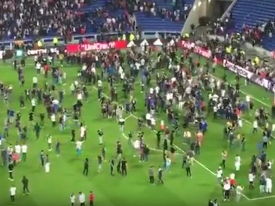 CĐV chạy tán loạn dưới sân sau màn bạo động kinh hoàng ở Europa League