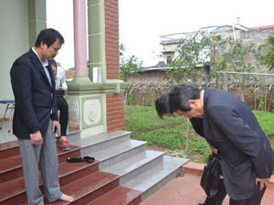Đại sứ Nhật Bản đến gia đình bé gái người Việt bị sát hại nói lời xin lỗi