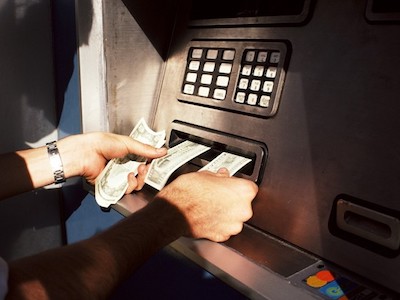 Hack ATM bằng máy khoan cầm tay và dụng cụ giá 15 USD