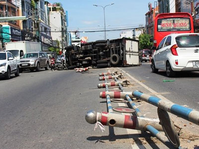 Xe tải tông xe máy rồi lật ngang, đôi vợ chồng nguy kịch