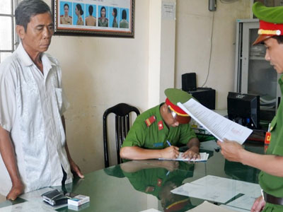 Bắt lão nông 62 tuổi dâm ô với 2 bé gái