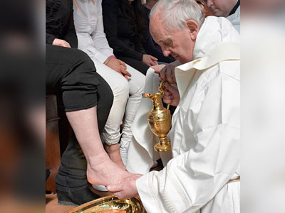 Giáo hoàng Francis rửa chân cho tù nhân trước Lễ Phục sinh