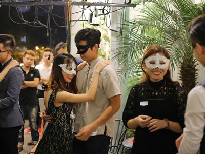 Giới trẻ Hà thành hẹn hò giấu mặt trong ngày Valentine đen