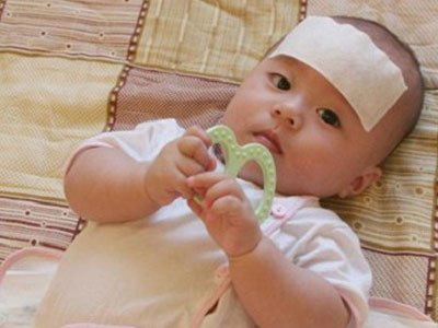 Những cách hạ sốt không cần dùng thuốc nhiều mẹ đã "quên" không áp dụng