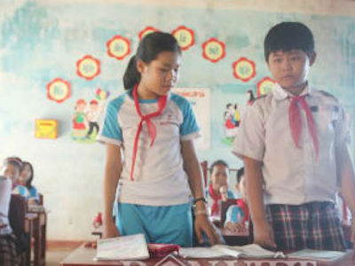 Quảng Ngãi: Học sinh lớp 5 khổ sở vì dùng bàn ghế dành cho lớp... 1