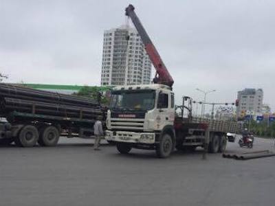 Xe đầu kéo đứt dây chằng, sắt thép rơi xuống đường
