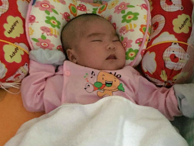 Xôn xao bé gái 2 tháng tuổi đẹp như thiên thần bị bỏ rơi trước cổng chùa