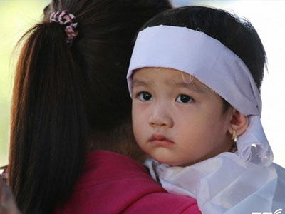 Cảnh sát giao thông bị xe tải cán qua người: Con gái nhỏ ngơ ngác tìm bố tại đám tang