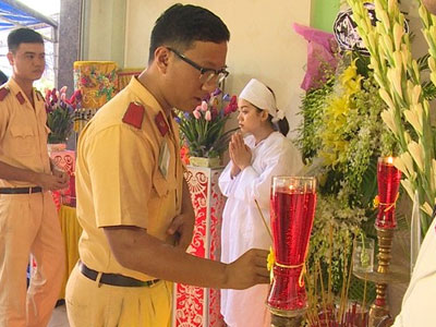 Mẹ thiếu tá cảnh sát giao thông khóc ngất bên di hài con