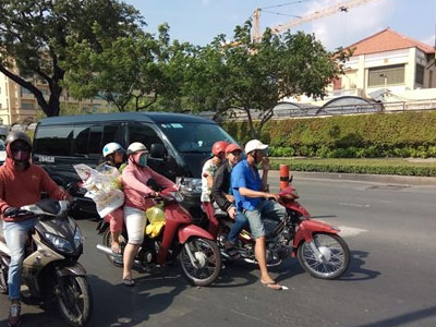 Người Sài Gòn khổ sở với nắng nóng đầu mùa