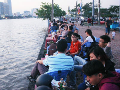 Quán cà phê máy lạnh, bờ sông Sài Gòn hốt bạc nhờ nắng nóng