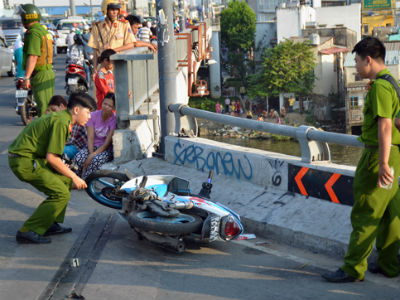 2 thanh niên tông thành cầu, văng xuống kênh Tàu Hủ