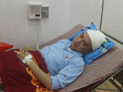 Bác sỹ bị người nhà bệnh nhi đánh: "Tôi đang giải thích thì bố cháu cầm cốc đánh luôn"