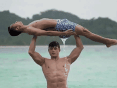 Màn nâng người tập thể dục của "thầy giáo 6 múi"