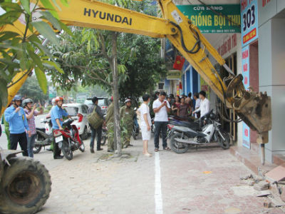 Nghệ An dọn dẹp vỉa hè bằng máy khoan phá, búa tạ