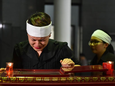 Nghệ sĩ nghẹn ngào trong tang lễ NSƯT Duy Thanh