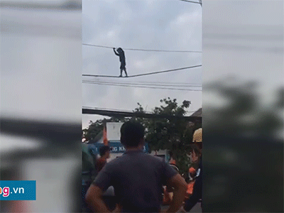 Thanh niên nghi ngáo đá đu mình trên dây điện ở Sài Gòn