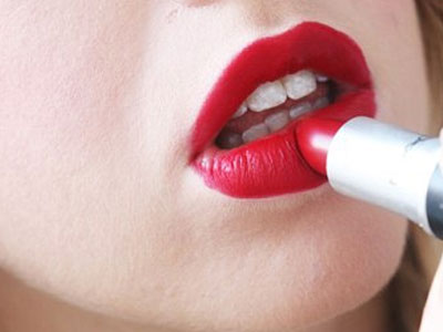 Thường xuyên tô son môi đậm, nữ MC phải nhập viện điều trị vì nhiễm độc chì