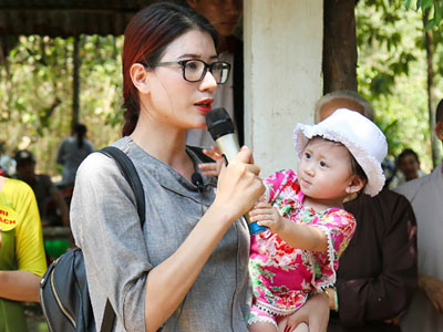Trang Trần đưa con gái đi xây chùa và làm từ thiện
