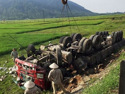 Xe đầu kéo lật ngửa dưới ruộng lúa sau khi tông gãy 20 m taluy