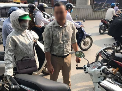 Bắt đền sau va chạm giao thông bất thành, tài xế ô tô ném chìa khóa xe máy của người phụ nữ