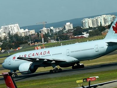 Cũng bị overbook, Air Canada hành xử chuyên nghiệp hơn United Airlines