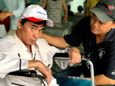 Nguyễn Hoàng nhập viện do chân bị "hóa thạch"