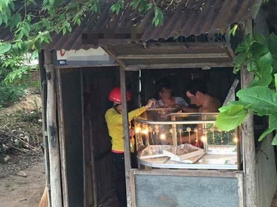 Nhìn túp lều lụp xụp thế này chẳng ai nghĩ đây là cửa hàng bán vàng