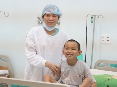 Nửa lá gan của người mẹ hiến cứu con trai 10 tuổi