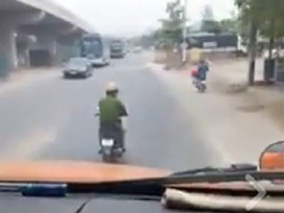 Thanh Hóa: Tạm đình chỉ công tác thiếu úy công an “đong đưa” trước đầu xe container