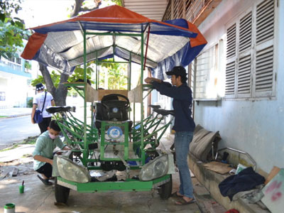 Thử nghiệm thành công ôtô 20 chỗ chạy bằng... đạp