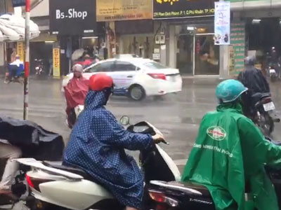 TP HCM: Cơn mưa "vàng" giải nhiệt cho người dân sau chuỗi ngày oi bức