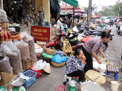 Xế hộp, chợ cóc rộn ràng tái chiếm vỉa hè Hà Nội