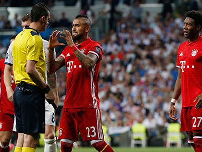 Ba trụ cột Bayern làm loạn phòng thay đồ của trọng tài
