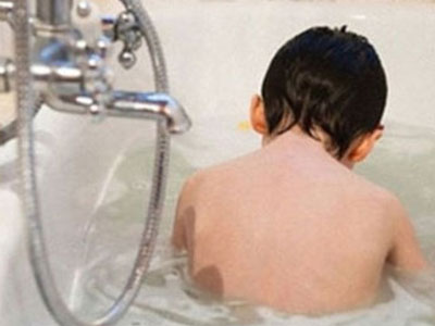 Bé gái 8 tuổi bị đuối nước trong bồn tắm đã tử vong