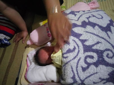 Bé trai còn nguyên dây rốn bị bỏ rơi trong vườn nhà dân