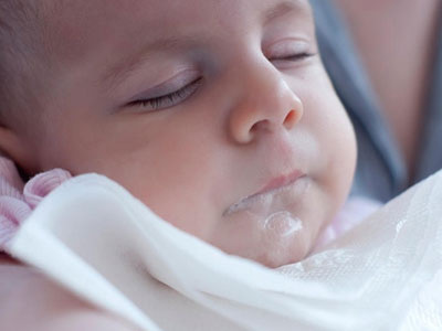 Đừng lo sợ khi con bị nôn trớ, mẹ hãy bình tĩnh xử lý theo cách này