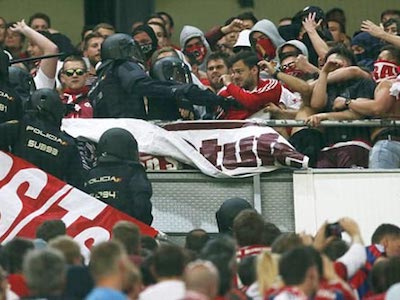Fan Bayern bị đánh bể đầu, fan Real ăn mừng như vô địch
